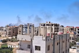 Khói bốc lên sau các cuộc không kích của Israel xuống thành phố Sweida, miền Nam Syria ngày 15/7/2025. (Ảnh: THX/TTXVN)