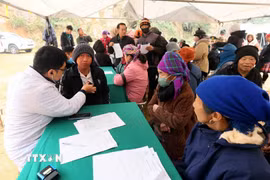 Khám, tư vấn sức khỏe miễn phí cho nhân dân tại Chương trình “Xuân Biên phòng, ấm lòng dân bản” ở xã biên giới Lóng Phiêng. (Ảnh minh họa: Quang Quyết/TTXVN)