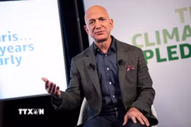 Với khối tài sản 286 tỷ USD, tỷ phú Jeff Bezos từ lâu đã được đồn đoán sẽ mua lại các đội bóng chuyên nghiệp, nhưng đây mới là lần đầu tiên ông chính thức ký kết thỏa thuận với Liverpool. (Ảnh: AFP/TTXVN)
