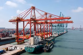 Quang cảnh cảng hàng hóa ở tỉnh Hà Bắc, Trung Quốc. (Ảnh: THX/TTXVN)