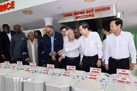 Chủ tịch Quốc hội Trần Thanh Mẫn và Chủ tịch Quốc hội Côte d’Ivoire Patrick Achi xem sản phẩm gạo của Công ty Nông nghiệp công nghệ cao Trung An. (Ảnh: Doãn Tấn/TTXVN)