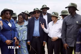 Chủ tịch Quốc hội Trần Thanh Mẫn và Chủ tịch Quốc hội Cộng hòa Côte d’Ivoire Patrick Achi thăm cánh đồng trình diễn giống lúa triển vọng vụ Hè-Thu 2026. (Ảnh: Doãn Tấn/TTXVN)