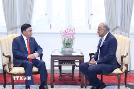 Thường trực Ban Bí thư Trần Cẩm Tú gặp Bộ trưởng Cao cấp, Bộ trưởng Điều phối An ninh Quốc gia và Bộ trưởng Nội vụ Singapore K. Shanmugam. (Ảnh: Phương Hoa/TTXVN)