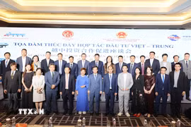 Đại diện tỉnh Bắc Ninh, Đại sứ quán Việt Nam tại Trung Quốc và các cơ quan, hiệp hội, doanh nghiệp Trung Quốc tham dự tọa đàm. (Ảnh: Công Tuyên/TTXVN)