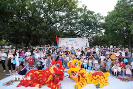 Cộng đồng người Việt tại Nhật Bản quây quần trong dịp Tết Trung thu. (Ản minh họa. Phạm Tuân/TTXVN)