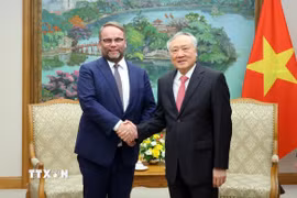 Phó Thủ tướng Thường trực Nguyễn Hòa Bình tiếp Bộ trưởng Khoa học, Nghiên cứu và Nghệ thuật, Văn hóa bang Hessen (Cộng hòa Liên bang Đức) Timon Gremmels. (Ảnh: Phạm Kiên/TTXVN)