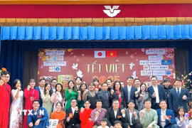 Ban tổ chức, đại biểu chụp ảnh kỷ niệm tại lễ hội. (Ảnh: Xuân Giao/TTXVN)