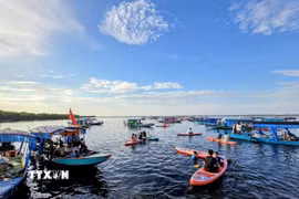 Hoạt động chèo SUP trên phá Tam Giang an toàn nhờ mực nước thấp (khoảng 80cm). (Ảnh: Mai Trang/TTXVN)
