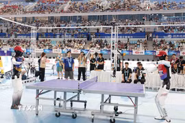 Các Robot thi đấu ở nội dung bóng bàn. (Ảnh: Công Tuyên/TTXVN)