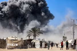 Khói bốc lên sau cuộc không kích của Israel xuống thành phố Gaza ngày 5/9/2025. (Nguồn: THX/TTXVN)