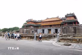 Những vị khách quốc tế đầu tiên tham quan Đại Nội Huế sáng 4/11, khi nơi này mở cửa trở lại sau các đợt lũ lớn. (Ảnh: Nguyên Lý/TTXVN)