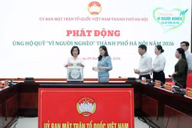 Cán bộ, công chức, người lao động Cơ quan Ủy ban Mặt trận Tổ quốc Việt Nam thành phố Hà Nội ủng hộ Quỹ "Vì người nghèo". (Ảnh: Trang Thông tin điện tử Đảng bộ thành phố Hà Nội)