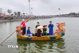 Hát Quan họ trên thuyền. (Ảnh: Thanh Thương/TTXVN)