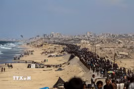 Người dân Palestine trở về nhà tại Dải Gaza, ngày 10/10/2025. (Ảnh: THX/TTXVN)