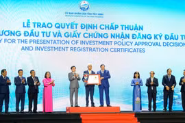 Trao quyết định chấp thuận chủ trương đầu tư, giấy chứng nhận đăng ký đầu tư cho 27 nhà đầu tư với 31 dự án. (Ảnh: Cổng Thông tin điện tử tỉnh Tây Ninh)