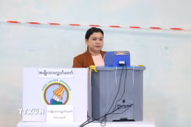 Cử tri bỏ phiếu trong cuộc tổng tuyển cử tại điểm bầu cử ở Yangon, Myanmar. (Ảnh: THX/TTXVN)
