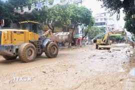 Tỉnh Cao Bằng huy động máy móc khắc phục hậu quả mưa lũ. (Ảnh: Chu Hiệu/TTXVN)