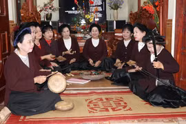 Các thành viên Đội chiếu xẩm chợ Lồng, xã Yên Từ, duy trì sinh hoạt định kỳ tạo môi trường để giao lưu, chia sẻ và nuôi dưỡng tình yêu đối với nghệ thuật truyền thống. (Ảnh: Thùy Dung/TTXVN)