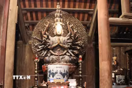 Tượng Phật bà Quan Âm nghìn mắt nghìn tay - Bảo vật quốc gia, là một kiệt tác về nghệ thuật điêu khắc truyền thống. (Ảnh: Thanh Thương/TTXVN)