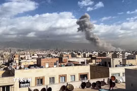 Khói bốc lên sau một vụ không kích tại Tehran, Iran. (Ảnh: ANI/TTXVN phát)