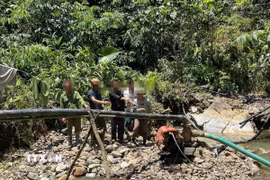 Phương tiện và máy móc các đối tượng sử dụng để khai thác vàng trái phép. (Ảnh: TTXVN phát)