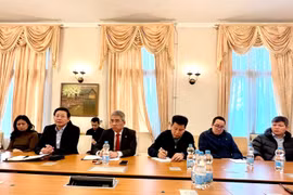 Đại sứ Nguyễn Đắc Thành (thứ ba từ trái) phát biểu tại lễ phát động quyên góp đợt hai ủng hộ đồng bào trong nước bị ảnh hưởng nặng nề bởi lũ lụt. (Ảnh: Phương Hoa/TTXVN)
