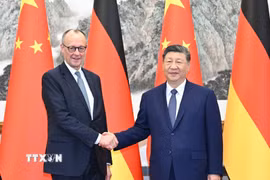 Chủ tịch Trung Quốc Tập Cận Bình (phải) và Thủ tướng Đức Friedrich Merz tại cuộc gặp ở Bắc Kinh ngày 25/2/2026. (Ảnh: THX/TTXVN)