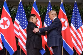 Tổng thống Mỹ Donald Trump (phải) trong cuộc gặp thượng đỉnh lịch sử với Nhà lãnh đạo Triều Tiên Kim Jong-un tại Singapore ngày 12/6/2018. (Ảnh: THX/TTXVN)
