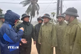 Phó Thủ tướng Chính phủ Hồ Quốc Dũng cùng đoàn công tác đã đi kiểm tra tại một số khu vực ngập lụt trên địa bàn tỉnh Đắk Lắk. (Ảnh: Nguyên Dung/TTXVN)