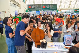 Du khách săn giảm giá tour du lịch.