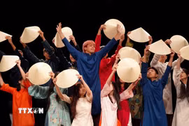 Các tiết mục biểu diễn do những bạn trẻ người Việt và gốc Việt thực hiện. (Ảnh: Việt Thắng/TTXVN)