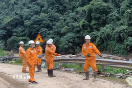 Các tổ công tác phối hợp kéo dây, hoàn thiện những hạng mục cuối cùng trước khi đóng điện. (Ảnh: TTXVN phát)