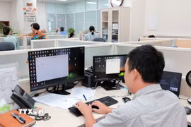 Hoạt động nghiệp vụ của công chức Ban Công nghệ, chuyển đổi số và tự động hóa (Cục Thuế) trong Chiến dịch Làm sạch mã số thuế - Tháo gỡ điểm nghẽn trong kinh doanh. (Ảnh: Phạm Hậu/TTXVN)