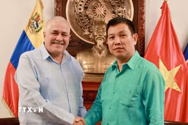 Đại sứ Cuba tại Venezuela Dagoberto Rodríguez và Đại sứ Vũ Trung Mỹ chụp ảnh chung. (Ảnh: Đại sứ quán Việt Nam tại Cuba)