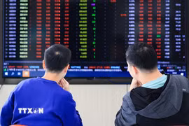 Nhà đầu tư theo dõi bảng chỉ số chứng khoán tại tỉnh Giang Tô, Trung Quốc. (Ảnh minh họa. THX/TTXVN)