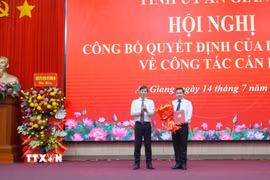 Phó Trưởng Ban Tổ chức Trung ương Nguyễn Thành Tâm trao Quyết định của Ban Bí thư và chúc mừng Phó Bí thư Tỉnh ủy An Giang, Bí thư Đảng ủy đặc khu Phú Quốc Đinh Văn Nơi. (Ảnh: Văn Sĩ/TTXVN)
