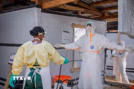 Nhân viên y tế thực hiện công tác khử trùng tại trung tâm điều trị bệnh nhân nhiễm virus Ebola ở thành phố Bunia, thủ phủ tỉnh Ituri, Cộng hòa Dân chủ Congo ngày 9/7/2026. (Ảnh: THX/TTXVN phát)