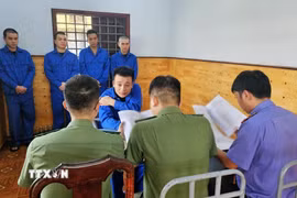 Các đối tượng tại cơ quan Công an. (Ảnh: TTXVN phát)