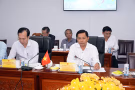 Bí thư Tỉnh ủy Vĩnh Long Trần Văn Lâu (phải) phát biểu tại buổi làm việc. (Ảnh: Phạm Minh Tuấn/TTXVN)