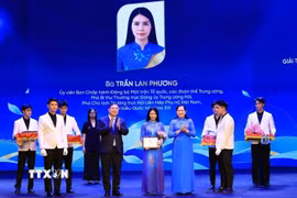 Phó Thủ tướng Thường trực Phạm Gia Túc và Chủ tịch Hội Liên hiệp Phụ nữ Việt Nam Lê Thị Thủy trao Giải thưởng Nguyễn Thị Định lần thứ hai cho các cá nhân. (Ảnh: Tuấn Anh/TTXVN)