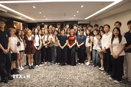 Tổng Lãnh sự Việt Nam tại Hong Kong và Macau cùng các tân sinh viên tại buổi gặp mặt. (Ảnh: Xuân Vịnh/TTXVN)