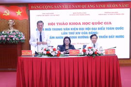 Các đại biểu chủ trì hội thảo. (Ảnh: Văn Điệp/TTXVN)