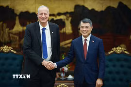 Thủ tướng Lê Minh Hưng tiếp Đại sứ Israel Yaron Mayer đến chào kết thúc nhiệm kỳ công tác. (Ảnh: Dương Giang/TTXVN)