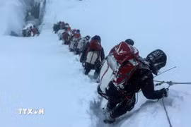 Các nhà thám hiểm trong hành trình leo núi Everest ở Nepal. (Ảnh: AFP/TTXVN)