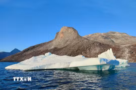Tảng băng trôi gần thành phố Nuuk, Greenland. (Ảnh: THX/TTXVN)