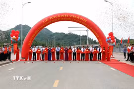 Các đại biểu cắt băng khánh thành tuyến đường từ Khu du lịch suối khoáng Mỹ Lâm đến Quốc lộ 2D, kết nối với đường cao tốc Tuyên Quang-Phú Thọ. (Ảnh: Quang Cường/TTXVN)