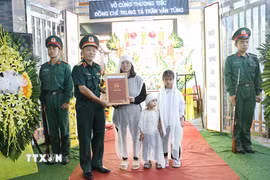 Ngày 14/9, Trung tướng Lương Văn Kiểm, Tư lệnh Quân khu 3 đã trao quyết định Truy thăng quân hàm sỹ quan trước thời hạn từ Thiếu tá lên Trung tá cho đồng chí Trần Văn Tùng. (Ảnh: Thế Duyệt/TTXVN)