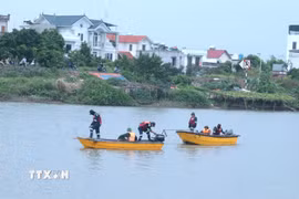 Đội Cứu hộ 116 phối hợp với lực lượng chức năng sử dụng ca nô để tìm kiếm các nạn nhân tại khu vực chân cầu Bo, phường Trà Lý, tỉnh Hưng Yên. (Ảnh: Đinh Văn Nhiều/TTXVN)