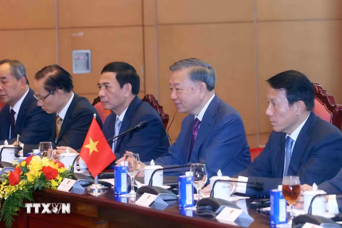 Tổng Bí thư, Chủ tịch nước Tô Lâm và thành viên đoàn Việt Nam tại cuộc hội đàm với Tổng thống Myanmar Min Aung Hlaing. (Ảnh: Phạm Kiên/TTXVN)