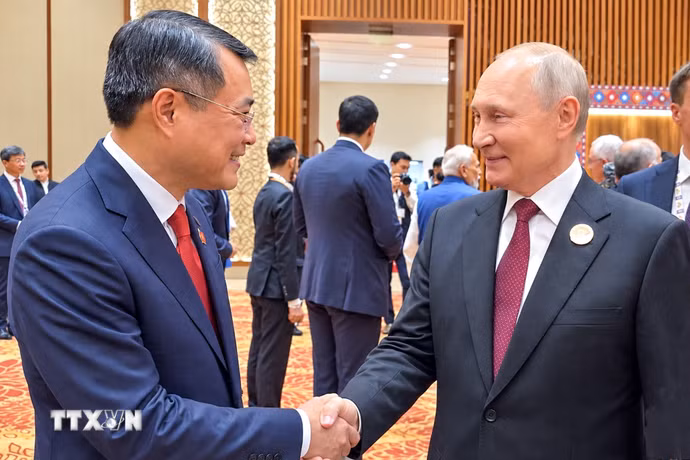 Thủ tướng Lê Minh Hưng gặp ngắn Tổng thống Liên bang Nga Vladimir Putin. (Ảnh: Dương Giang/TTXVN)